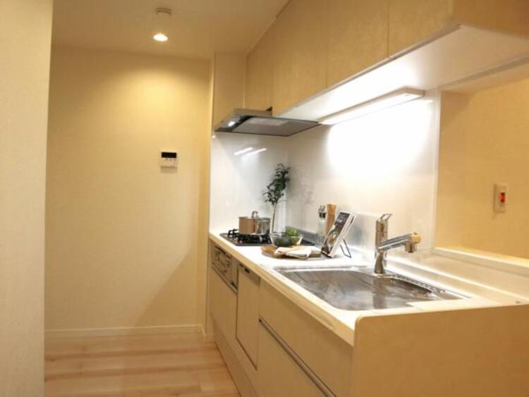 キッチン 広々としたキッチンスペース。食洗機と浄水器が付き、収納力もあるキッチンはお料理が捗ります。