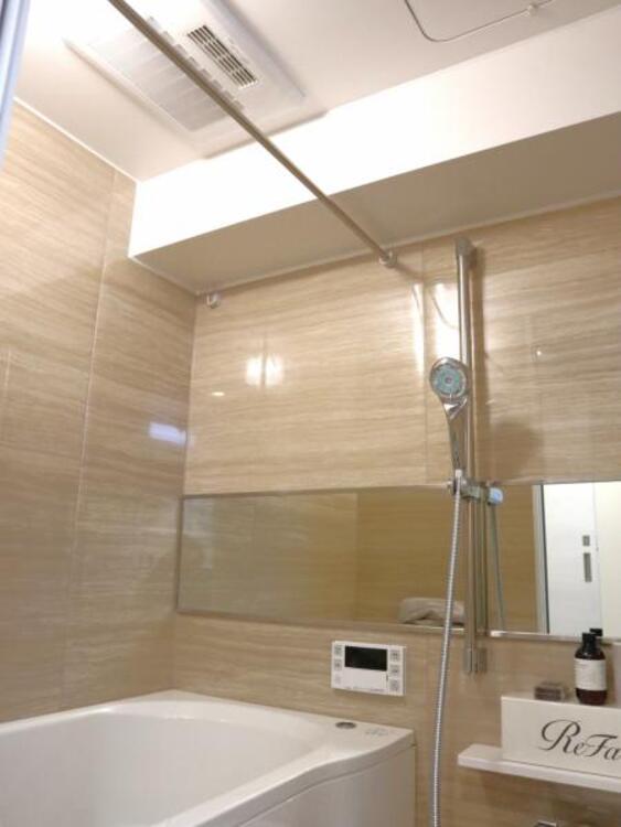 風呂 浴室乾燥機付きで雨の日の洗濯も可能です。凹凸が少ない汚れの付き辛くお掃除が楽な仕様となっております。