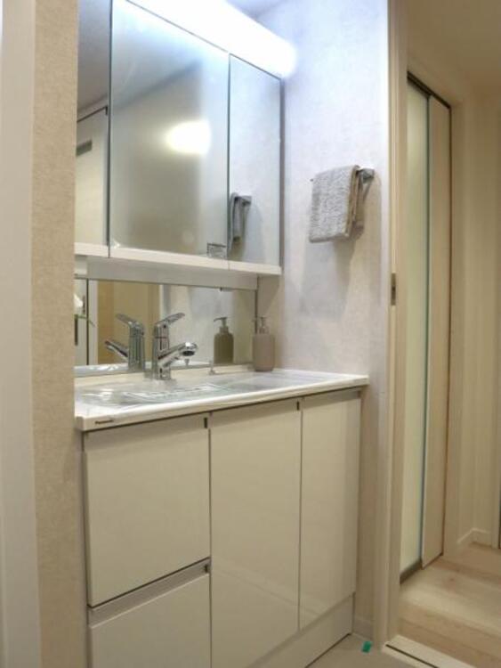 洗面 三面鏡の裏は機能的な収納を配置。コンセントも付いているため電動シェーバーや電動歯ブラシも収納できます。