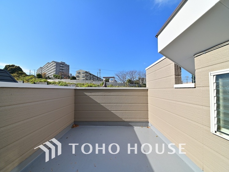 バルコニー 日当たりの良いバルコニーで晴れの日の洗濯物も楽しみになりますね