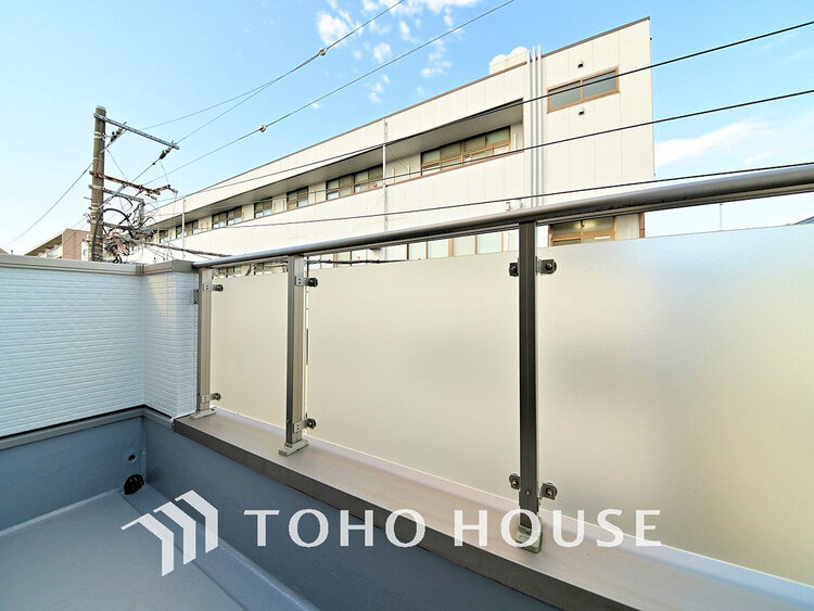 バルコニー 日当たりの良いバルコニーで晴れの日の洗濯物も楽しみになりますね