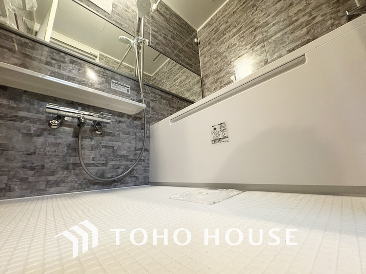 風呂 一日の疲れを癒すバスルームは、心地よいリラックスを叶える清潔感溢れる空間