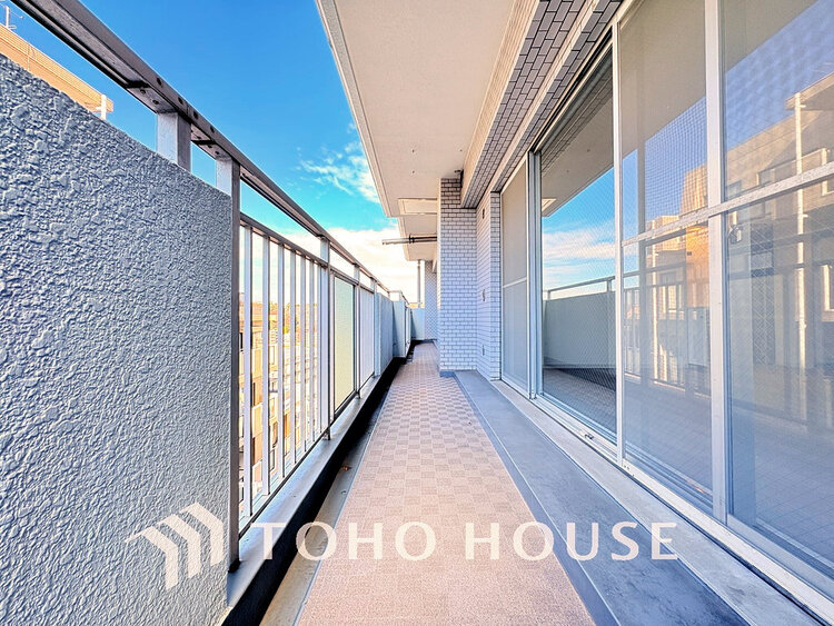 バルコニー 日当たりの良いバルコニーで晴れの日の洗濯物も楽しみになりますね