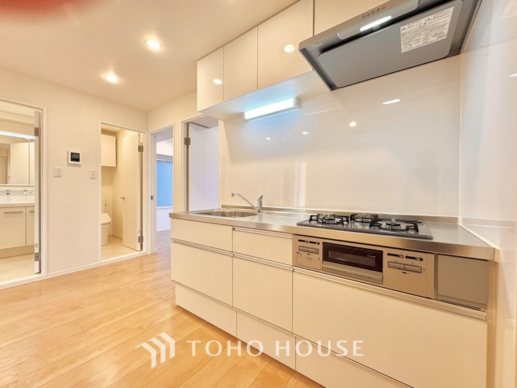 キッチン 上質な素材に囲まれたキッチンは、穏やかな時間が流れる特別な空間。洗練された料理が生まれる場所です。