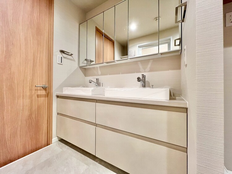 その他 清潔感を感じられる洗面化粧台。