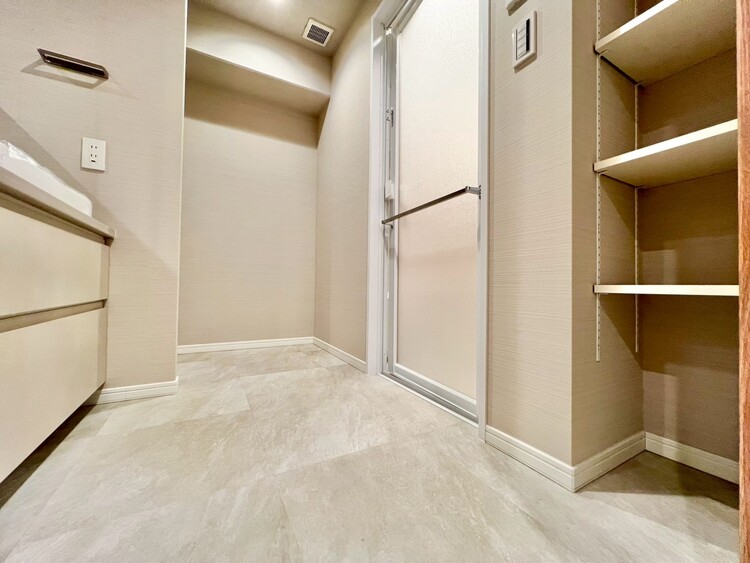 その他 十分な広さの脱衣所。