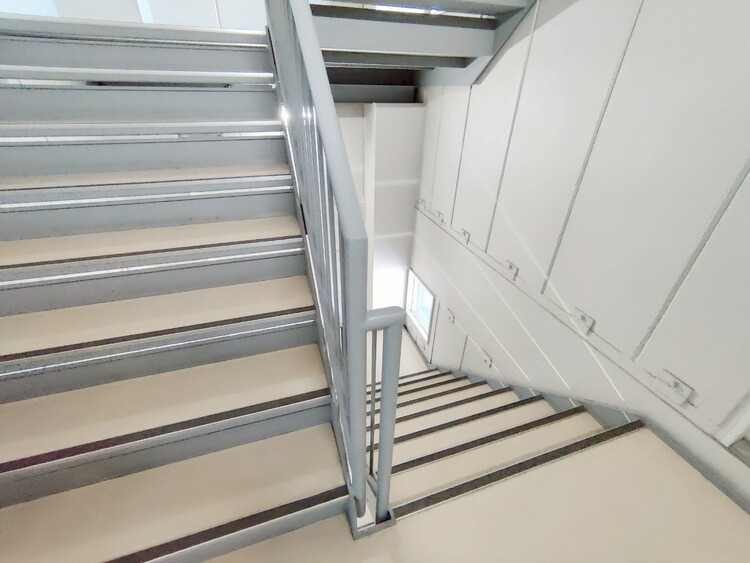 その他 共用部の階段です。明るく清潔に管理されています。