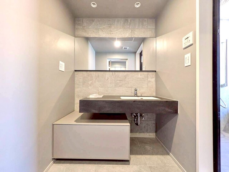 その他 清潔感を感じられる洗面化粧台。