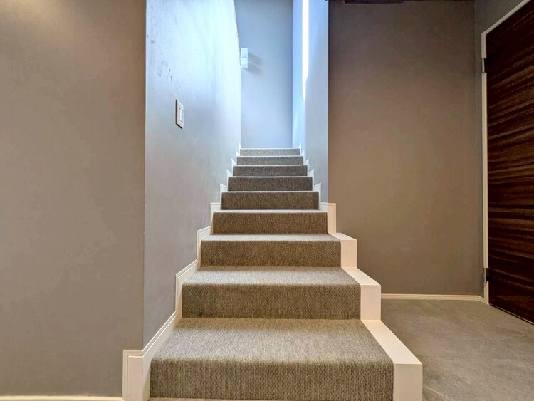 その他 共用部の階段です。明るく清潔に管理されています。