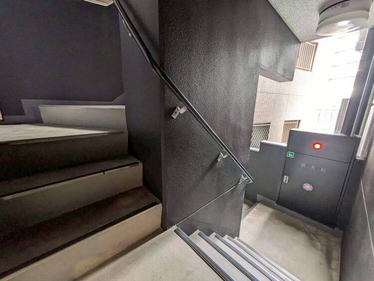 その他 共用部の階段です。明るく清潔に管理されています。