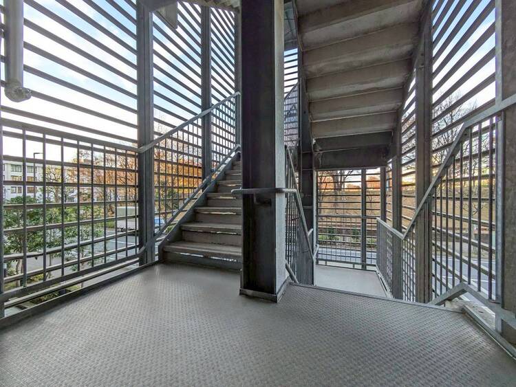 その他 共用部の階段です。明るく清潔に管理されています。