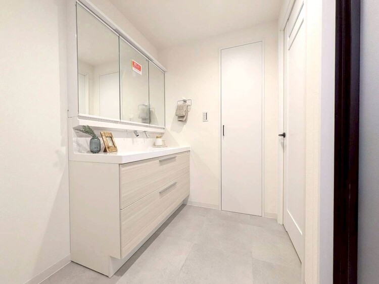 その他 十分な広さの脱衣所。