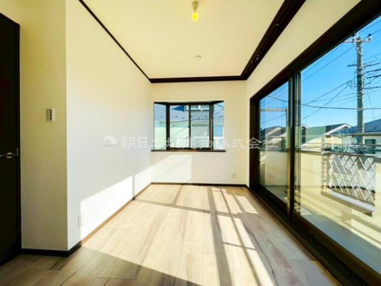 内装 穏やかな寛ぎあじわえるお部屋では有意義な時間がつくれます！大きな窓からと陽光が注がれる明るい空間！光もアクセントの一つとして。一人時間も充実したものにできるプライベートルームは日々を豊かにします！！