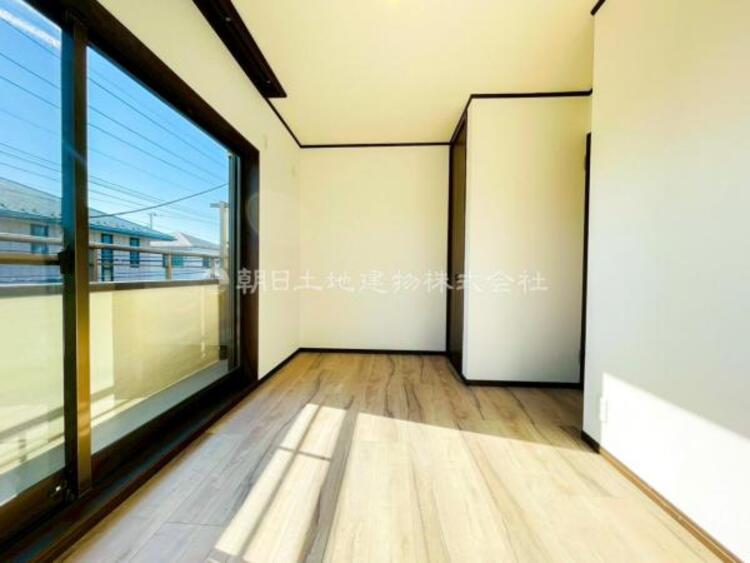 内装 居室はひとり時間を過ごせる安らげるお部屋として活用できます！収納スペースあり！荷物が多くても十分！ベッドや勉強机、テレビなどを置きたい場合におすすめ！！過ごす時間が長くてもゆったり過ごせそうですね！