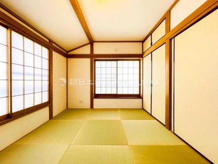 内装 【隣接した和室】お昼寝スペース、洗濯物をたたむスペースなどにも使え、来客時の客間としても適しています。小さなお子様がいるご家庭は床面が柔らかいので遊び部屋として安心できます。