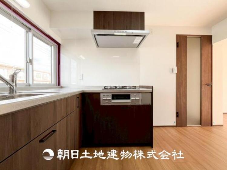 キッチン 【キッチン】シンプルでスタイリッシュなカウンターキッチンです。リビングが見渡せるので、小さなお子様を安心して遊ばせながら家事ができます。リビング学習をするお子様にも声がかけやすい自然な距離感です。