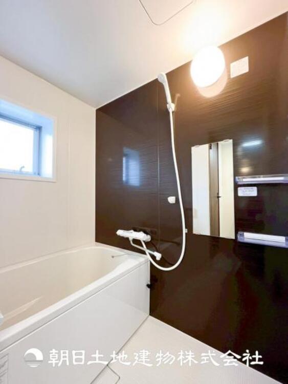 風呂 【浴室】お掃除のしやすさ・収納の便利さ等、おふろを使う人、お手入れする人、みんなにとっての「使いやすさ」を追求した浴室を採用いたしました。