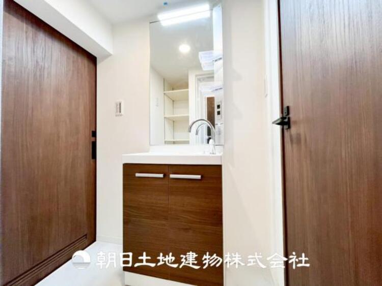 洗面 【洗面化粧台】慌ただしい1日が始まり、充実した1日の終わりを締めくくる洗面所。快適に過ごせることはもちろん、収納や機能性を兼ね備えた洗面化粧台です。快適に過ごせることはもちろん、収納や機能性を兼ね備えた洗面化粧台です。