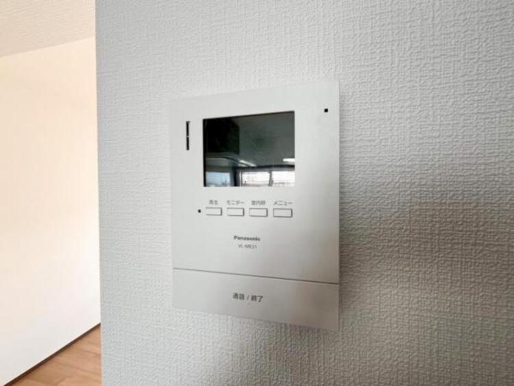 設備 【モニター付きインターホン】訪問者の確認が出来るので、セキュリティ対策にも最適のモニター付きインターホン。