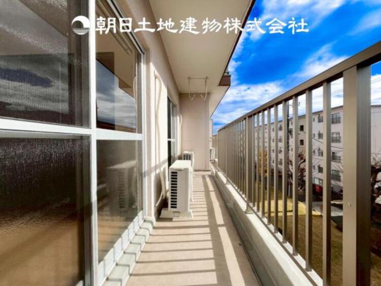 バルコニー 【バルコニー】太陽に愛された家。陽当り・通風に優れた魅力的で快適さを追求した住宅です。ここに住むからこそ意味がある。そんな特別感に浸りながら、毎日をお過ごし下さい。