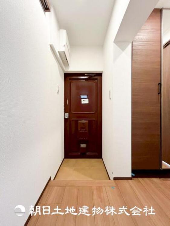 その他 【玄関】家族の帰り、遊びに来る友人、知人を優しく迎え、温もりに満ちた生活空間を予感させる。帰りたい家がここにあります。