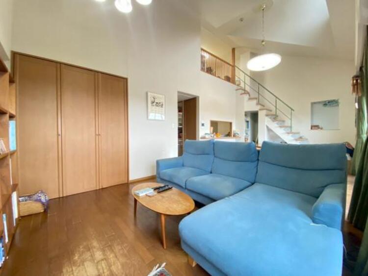 居間 穏やかな光が明るく爽やかにリビングルームを包みます。