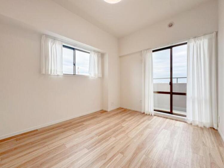 内装 穏やかな寛ぎあじわえるお部屋では有意義な時間がつくれます！！大きな窓からと陽光が注がれる明るい空間！光もアクセントの一つとして。一人時間も充実したものにできるプライベートルームは日々を豊かにします！！ 