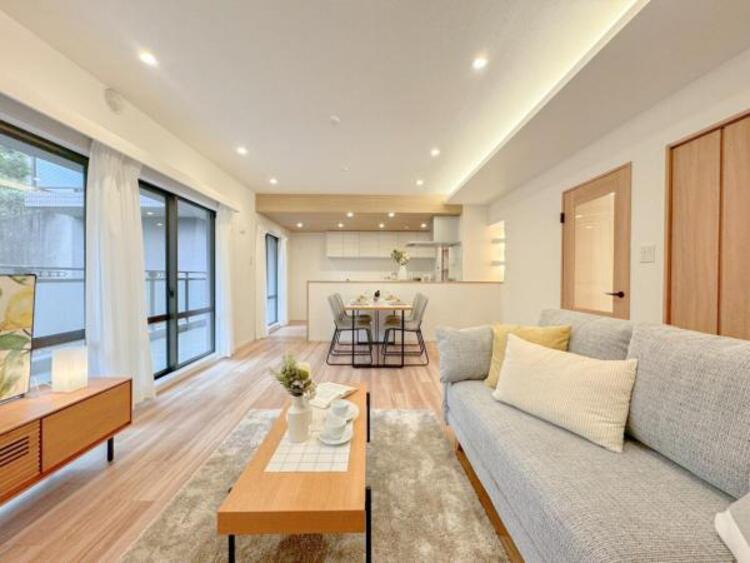 居間 家族の会話や笑顔が行き交うリビングで、子供を走り回らせたい。ダイニングテーブルでゆったり食事を堪能。光と風が溢れる開放的なリビングダイニングには、くつろぎの空間を生み自然と家族みんなが集まってきます 