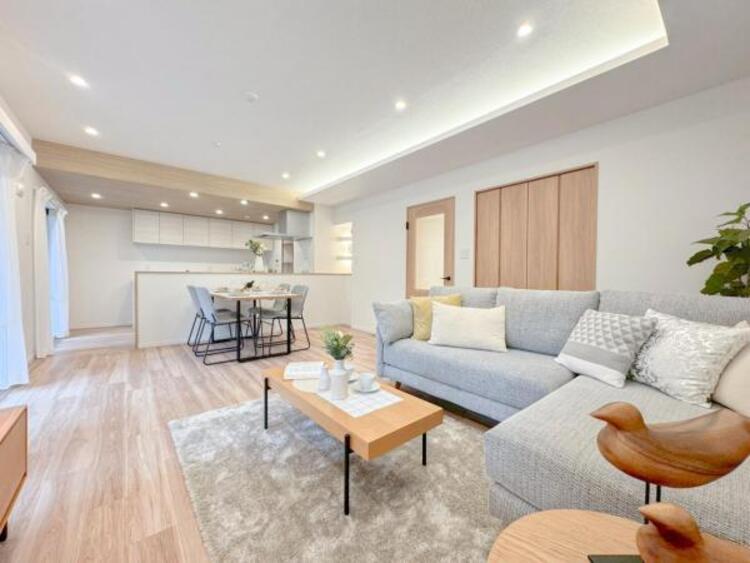 居間 リビングにあふれる採光と心地よい風のつどう調和された空間！！生活を彩る充実した日々が過ごせそうです。家族の滞在期間が長くなることを予測して、設計士が思いと工夫をこらした自慢のリビングダイニング！！！ 