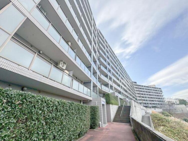 外観 空を広く感じる。緑が多いゆったり感のある安心の住環境です！！潤いのある環境でホッと生活できそうです！おしゃれな雰囲気や自然の潤いがあり、親しみやすさと個性を！街に新たな価値をもたらし続けてくれます！ 