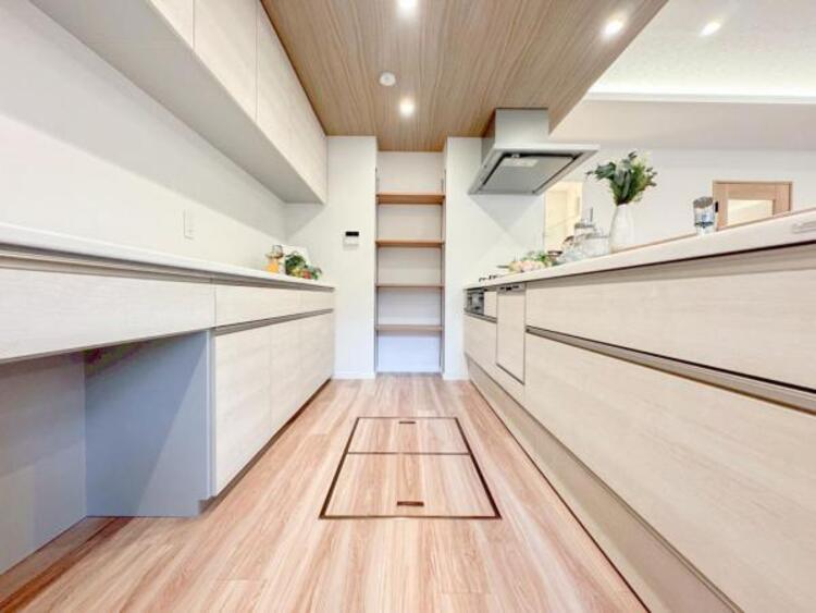 キッチン 【キッチン】広く取られたキッチンスペースはとても便利です。　自由にレイアウトがカスタマイズできます。 