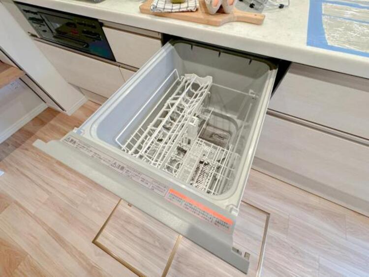 キッチン 食洗器付きキッチン！食後の洗い物の時間を食洗器にまかせて空いた時間を団欒や趣味に使うことができます。お使いにならない場合でも食器の乾燥や大きな食器の収納などにもお使いいただけます。 
