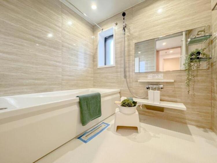 風呂 【浴室】ゆったりと寛げる広々バスで足を伸ばしてリラックス。　最新のユニットバスは設備も充実です。 