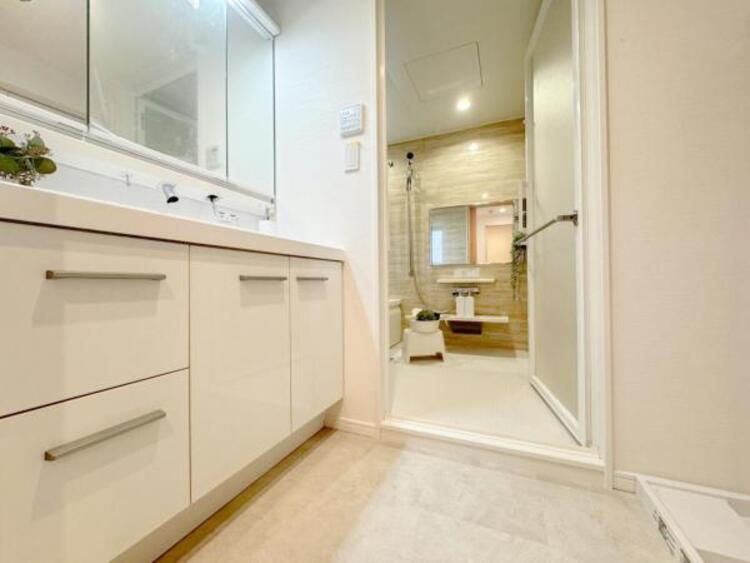 洗面 【洗面・脱衣所】３面鏡、シャワーヘッド、収納など充実の設備。動きやすい広さがあり使い勝手が良好です。 