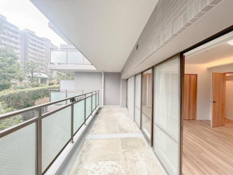 バルコニー 【バルコニー】太陽の光と爽やかな風でお洗濯物は気持ちいいです。 