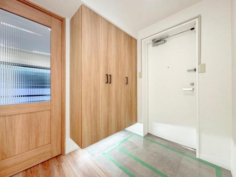 その他 【玄関】明るく広い玄関には収納力に優れたシューズボックス。　靴をスッキリと整頓することができます。 