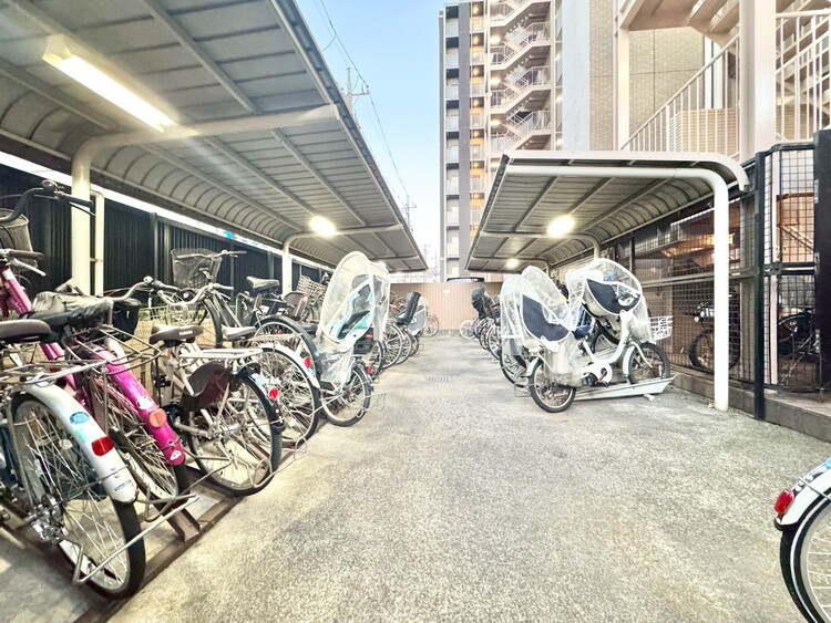 設備 きちんと整備された駐輪場。住む方の心遣いが感じられます。