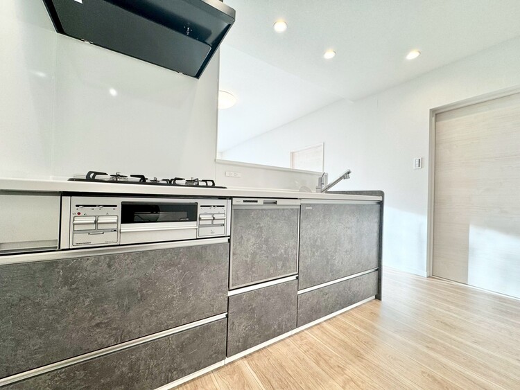 キッチン スマートな意匠と充実の機能を備えたキッチンが、暮らしにおいしい彩りを添えます。