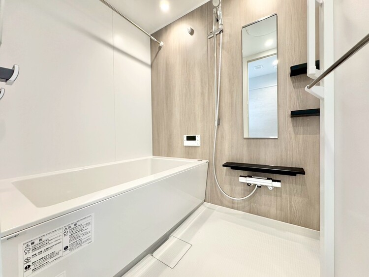 風呂 一日の疲れを癒すバスルームは、心地よいリラックスを叶える清潔感溢れる空間です。