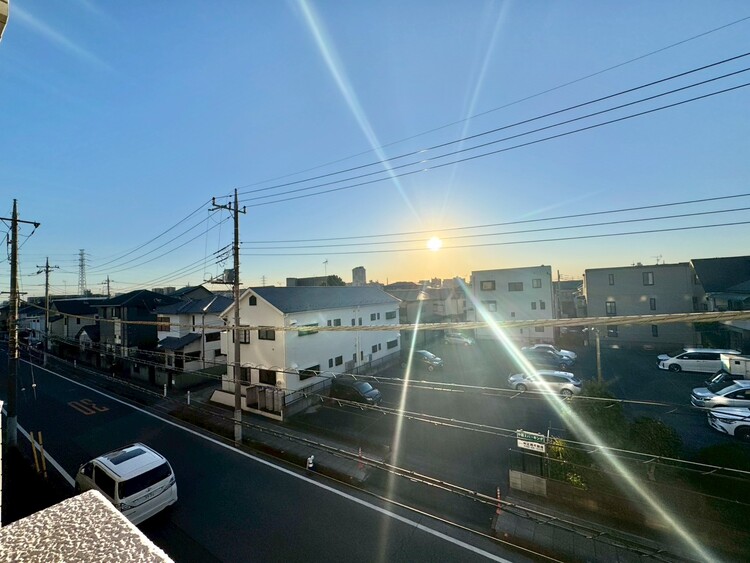 バルコニー 窓を開けると広がる青空。心をリフレッシュして日々を過ごしていきましょう。