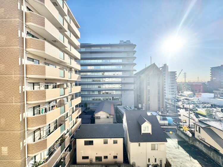 バルコニー 窓を開けると広がる青空。心をリフレッシュして日々を過ごしていきましょう。