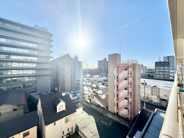 バルコニー 頬をなでる、優しい風を感じることが出来ます。