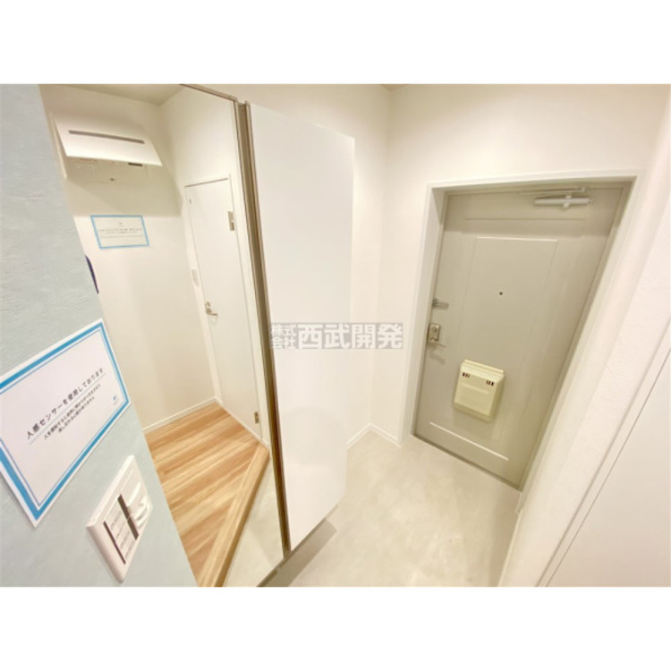 玄関 玄関には身だしなみチェックのできる大きな鏡付き