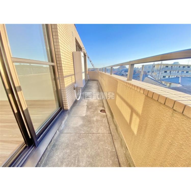 バルコニー お洗濯物やお布団を干すのに十分なスペースです