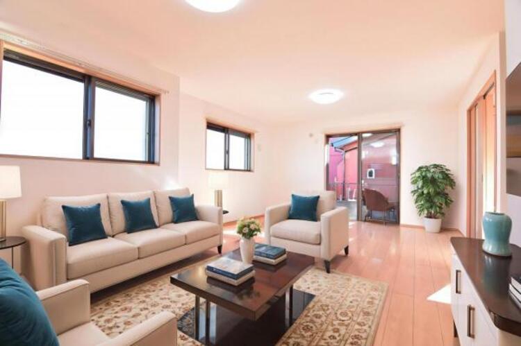 居間 リビング（配置してある家具はCGによるイメージです。）光と風があふれる開放的なリビングダイニングには自然と家族みんなが集まってきます。明るく穏やかな空気の中で幸せを感じさせてくれる場所です。