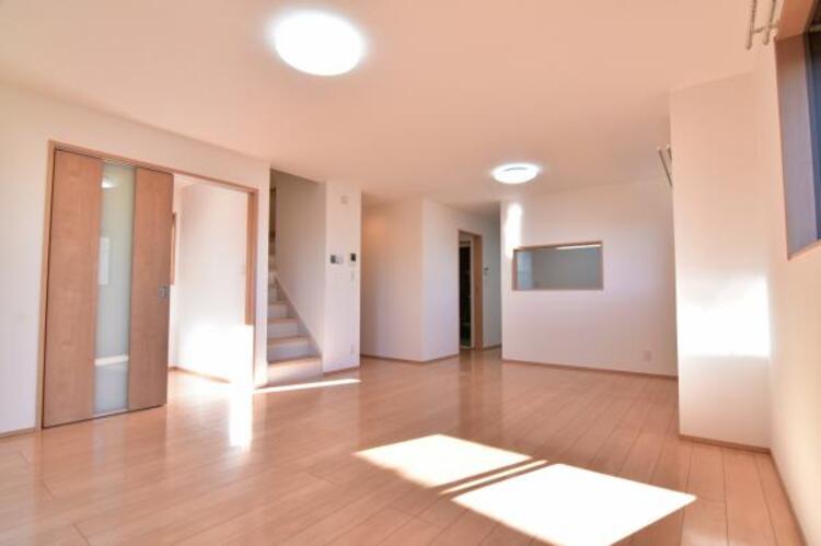 居間 2階を通らないと3階に上がれないリビングは家族の動きが感じられる設計に。ナチュラルなカラーを選択したリビングは家族が集い自然と笑顔に。