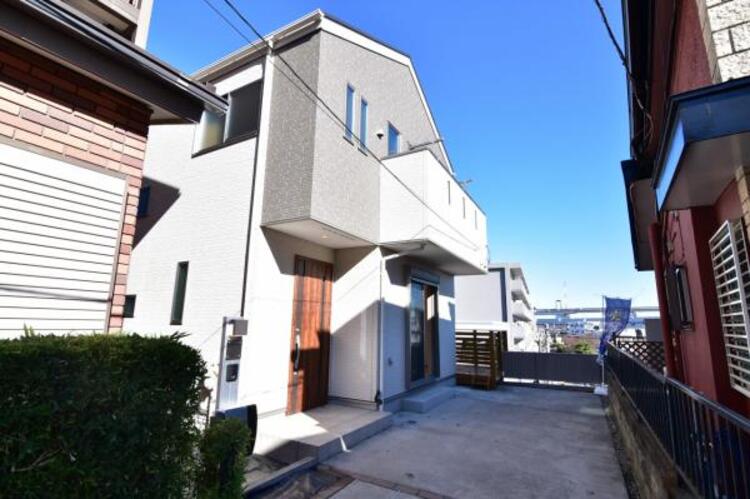 外観 爽やかな青空の下に贅沢なほどに降り注ぐ陽光、豊かな居住性とクオリティが見事に調和した住空間は住まうことの喜びを感じさせてくれます。