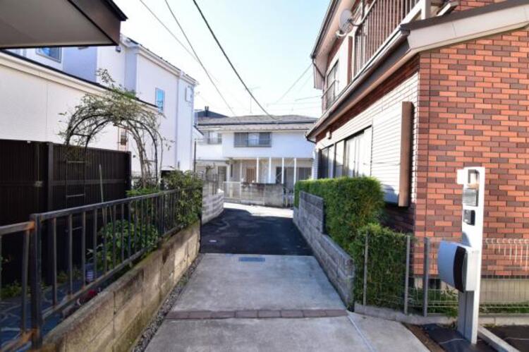 外観 前面道路は車通りの少ない道です。小さなお子様も安心してお過ごしいただけます。