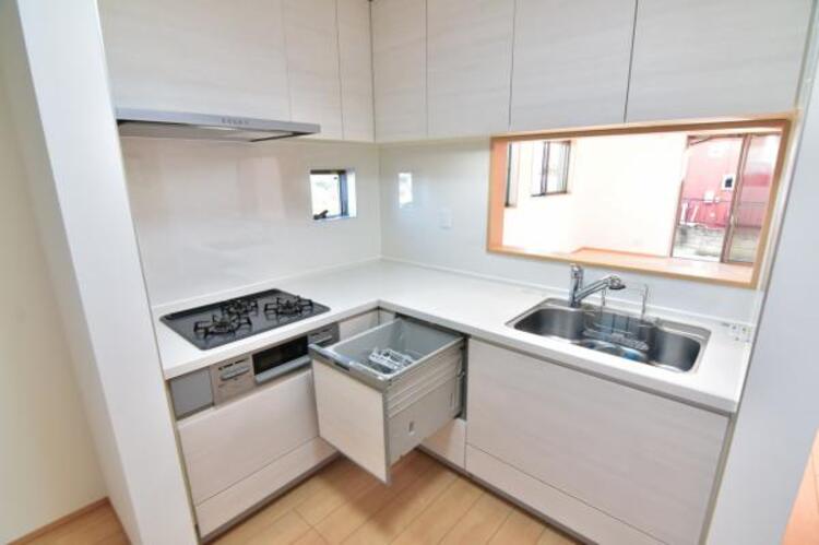 キッチン 焼いたり煮たりと一度にたくさんのお料理を作ることが出来る便利な３口コンロが付いたシステムキッチンは、豊富な収納と食洗機付き。食後の片付けが楽になるからママも自分時間が増えてニコニコです。