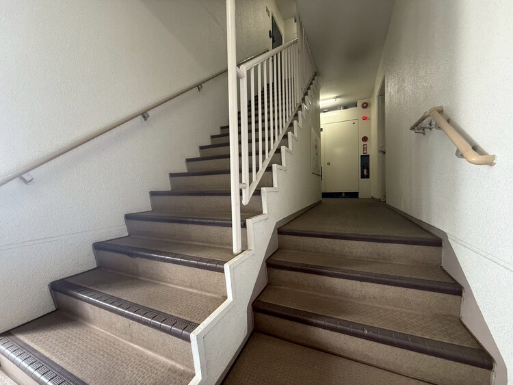 その他 共用部の階段です。明るく清潔に管理されています。